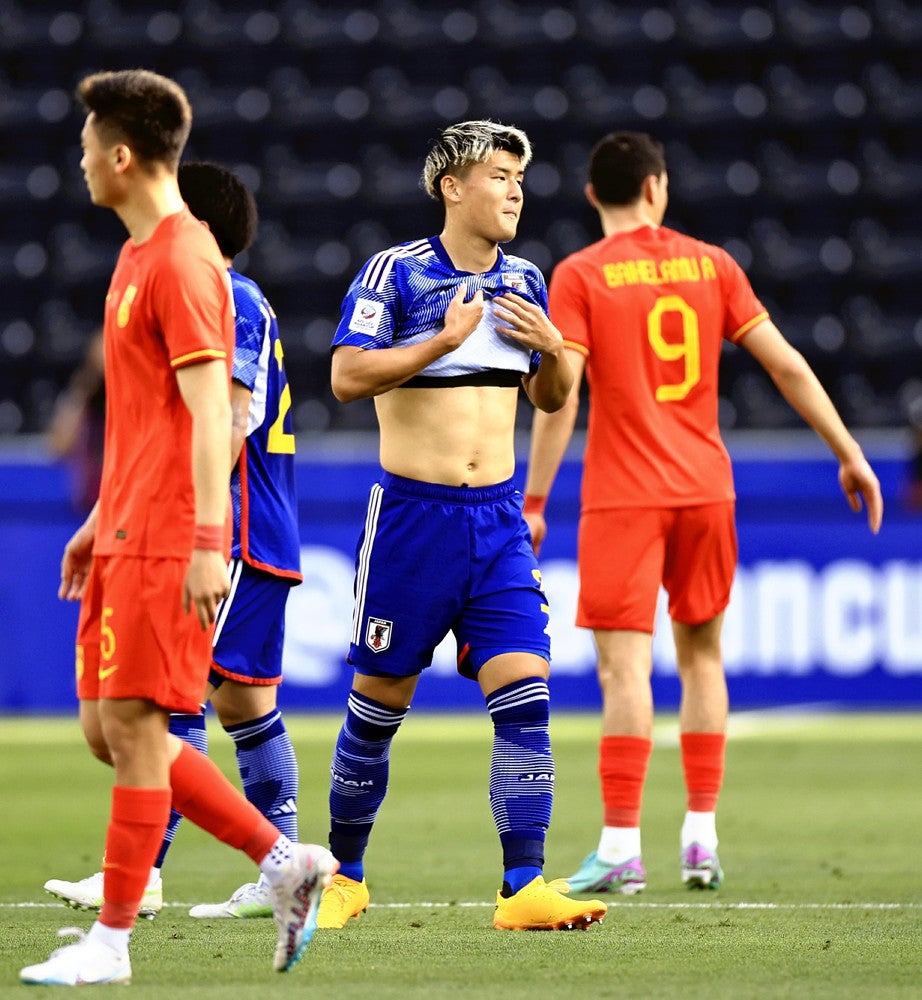 １６日の中国戦でレッドカードを受け退場する西尾（中央）
