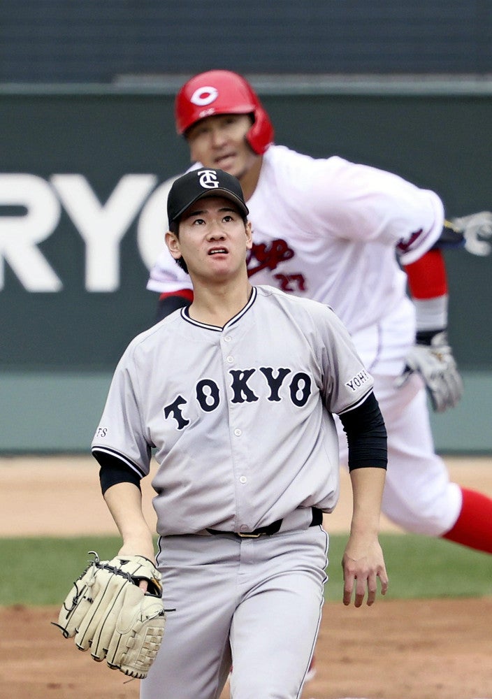 １回２死満塁、会沢（後方）に３点２塁打を浴びた井上（２０日）＝前田尚紀撮影
