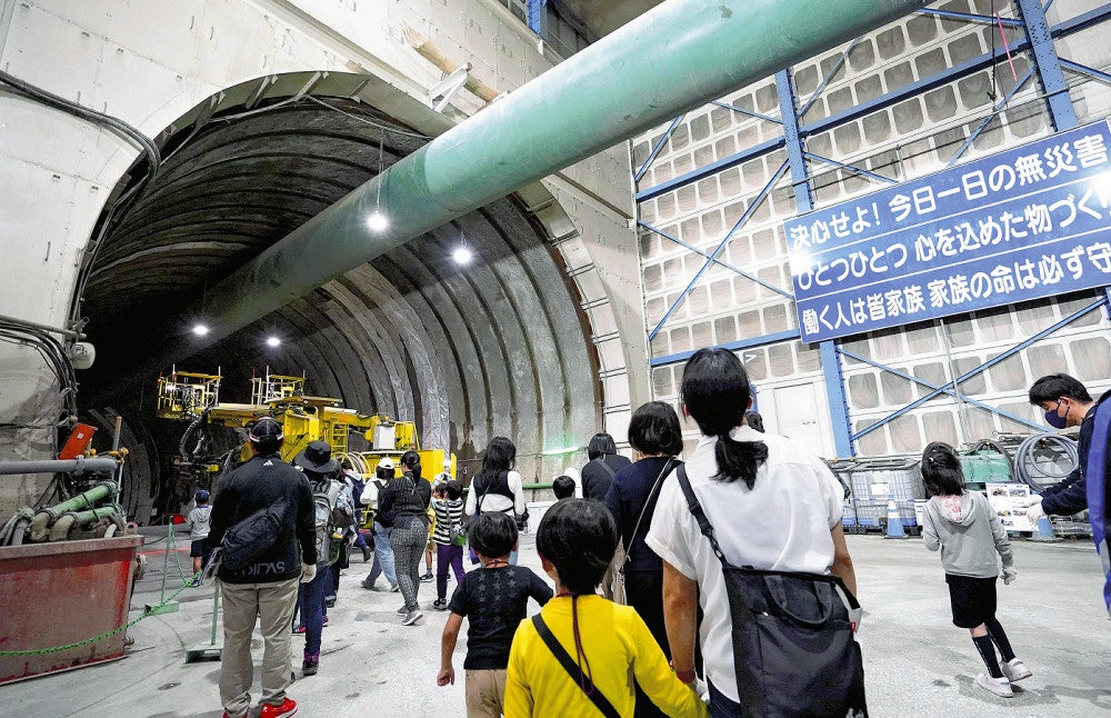 公開されたトンネルの内部（２０日、横浜市中区で）