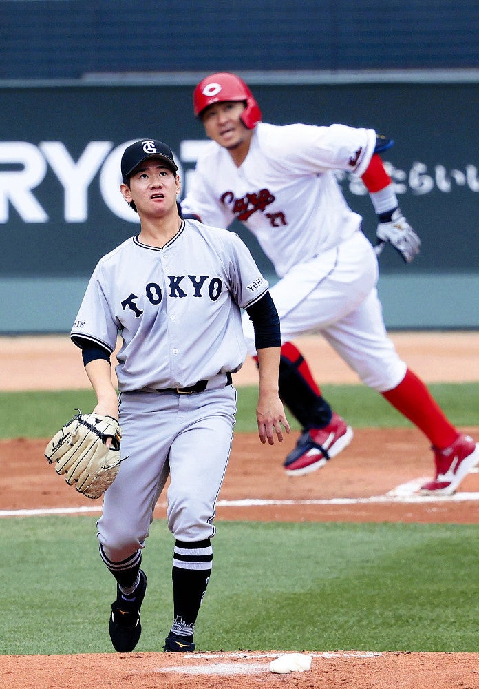 １回２死満塁、会沢（奥）に３点２塁打を浴びた井上