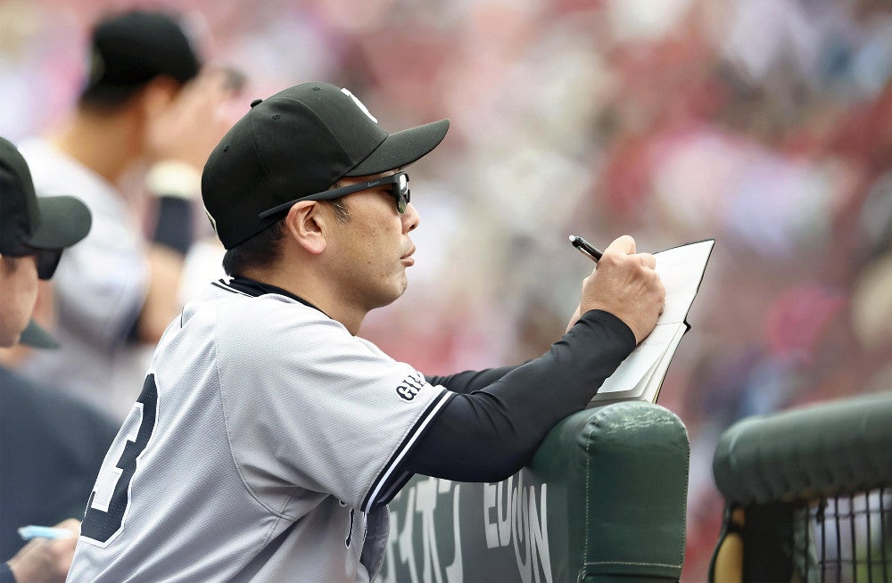 試合中、メモを取る阿部監督（２０日）＝東直哉撮影