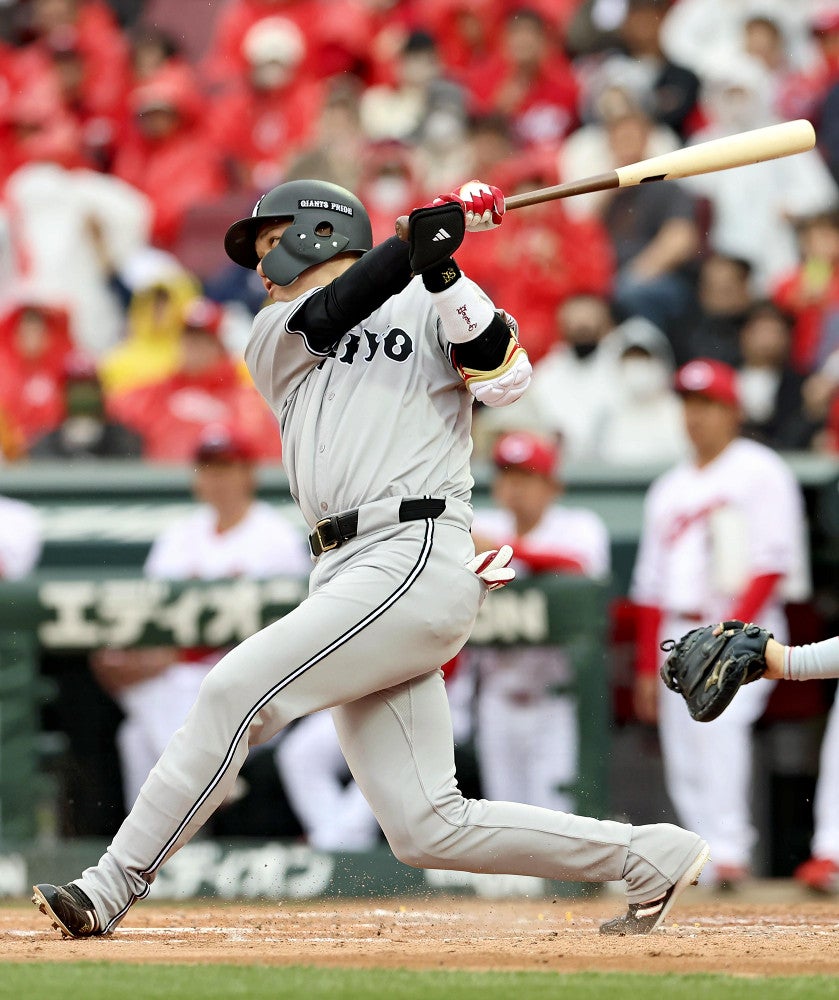 ５回２死１塁、坂本が内野安打を放つ（２０日、マツダスタジアムで）＝東直哉撮影