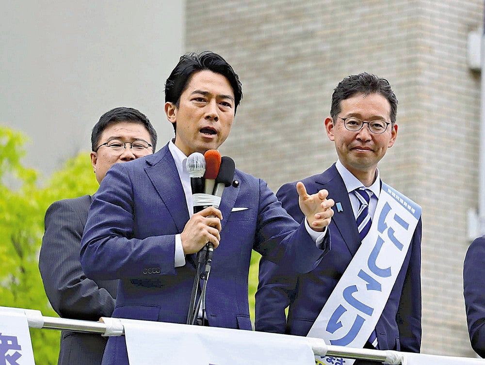 街頭演説で、錦織氏（右）への支援を呼びかける小泉氏（中央）（松江市で）