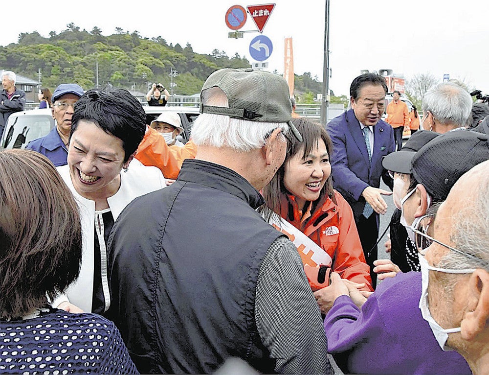 亀井氏（中央）とともに、街頭演説の聴衆と握手する野田氏（右奥）と蓮舫氏（左）（松江市で）