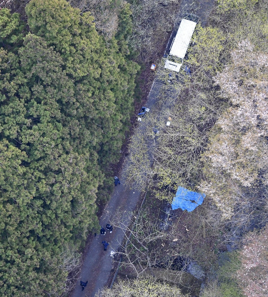 遺体が見つかった現場付近を調べる捜査員ら（１７日午前、栃木県那須町で、読売ヘリから）＝尾賀聡撮影