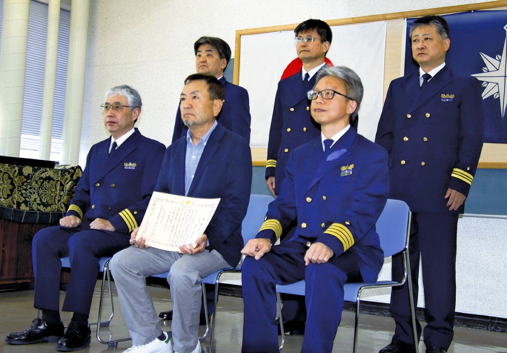 感謝状を受け取った塩田さん（手前中央）