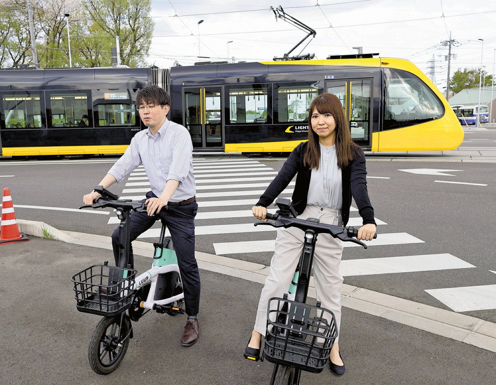 芳賀町で２０日から実証実験のため導入される電動アシスト自転車（芳賀工業団地トランジットセンター前で）