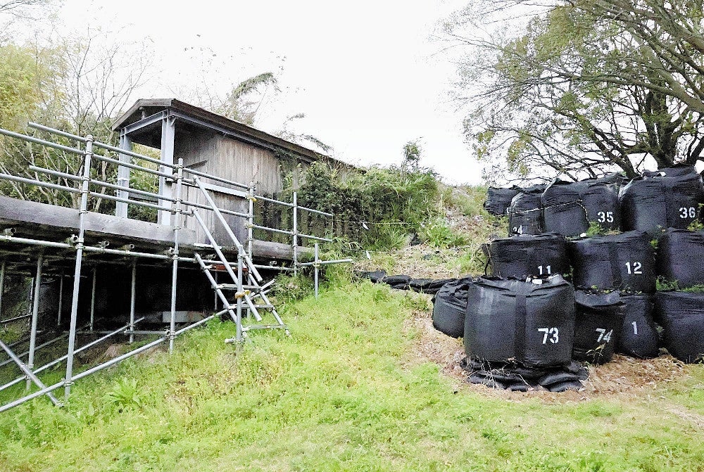 土のうなどで応急措置が取られている井寺古墳
