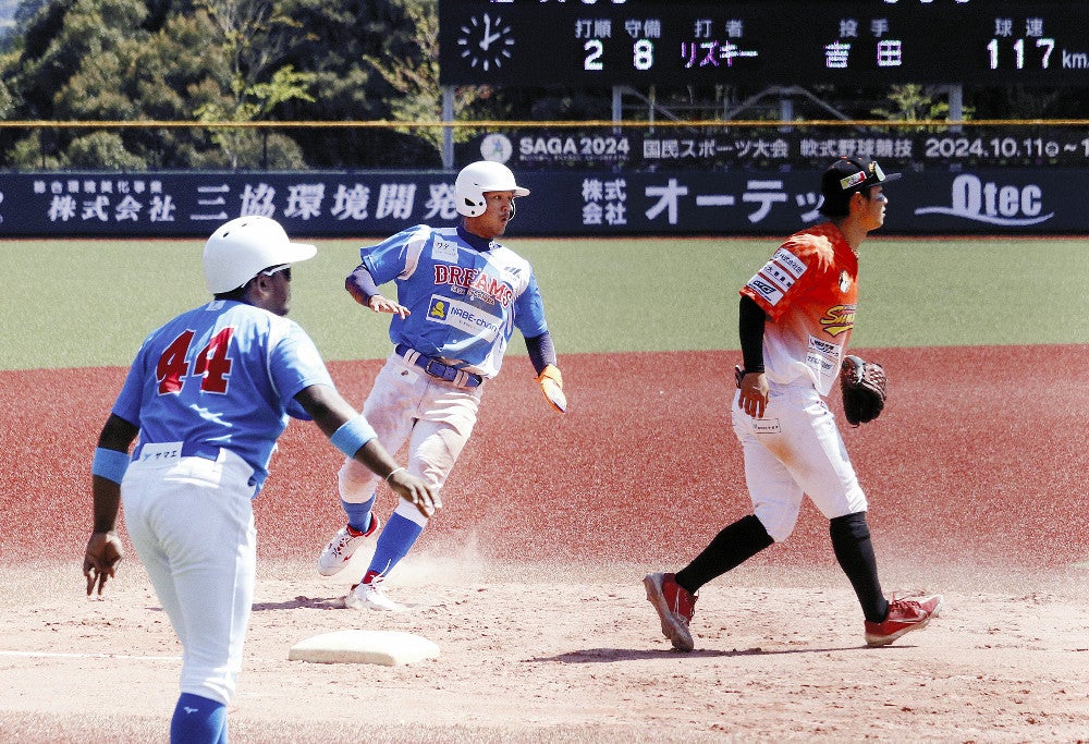 今季初戦に臨むドリームズの選手（中央）ら（１３日）