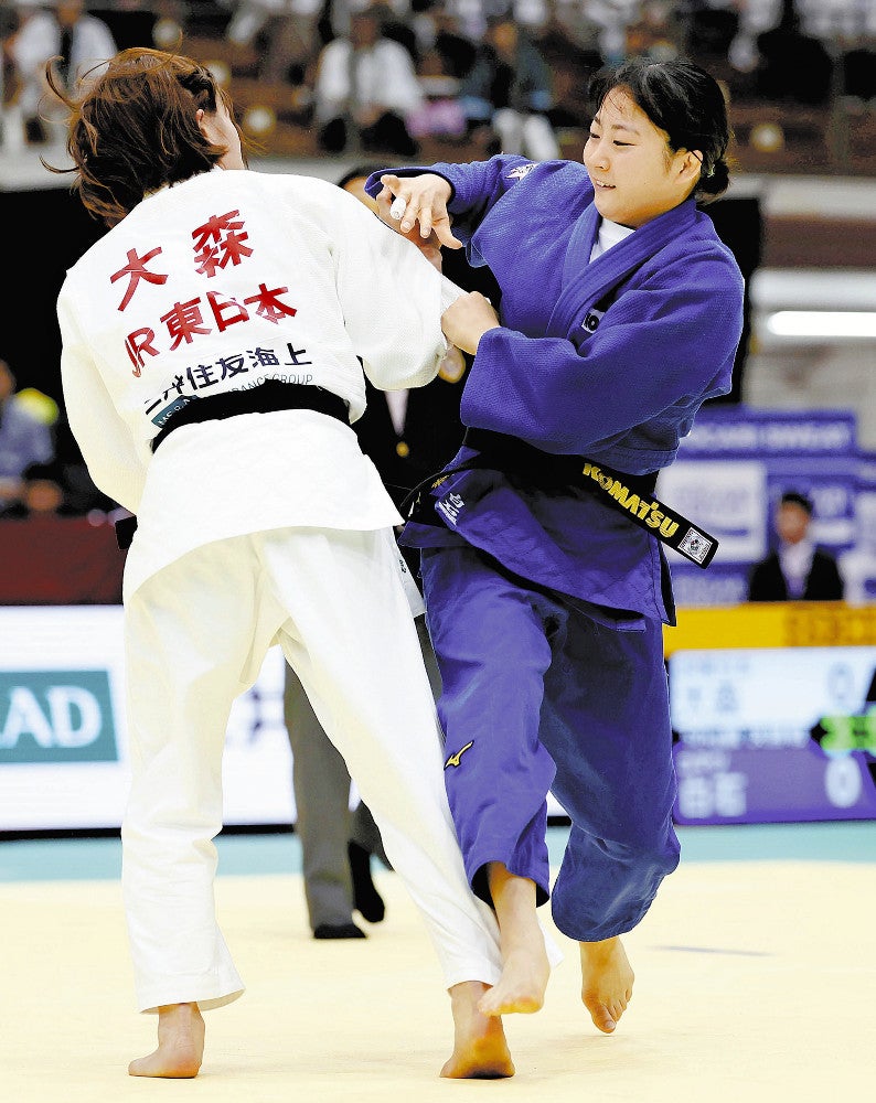 全日本選抜体重別選手権女子５２キロ級で優勝した白石響選手（右）
