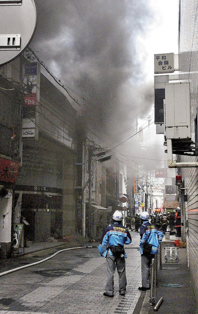 黒煙を上げる建物