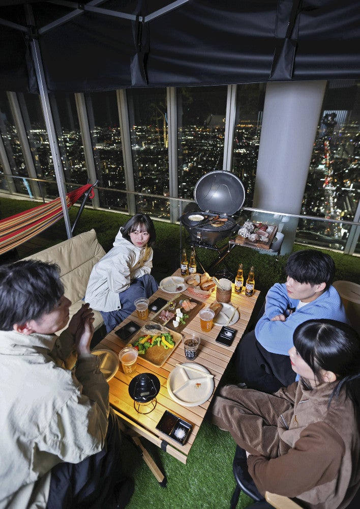 バーベキューを楽しめるあべのハルカスの展望台（大阪市阿倍野区で）＝前田尚紀撮影