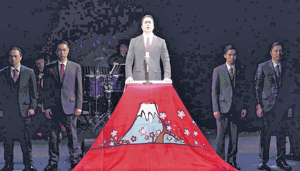 角栄を演じる玉川さん（中央）（劇団★ポラリス提供）