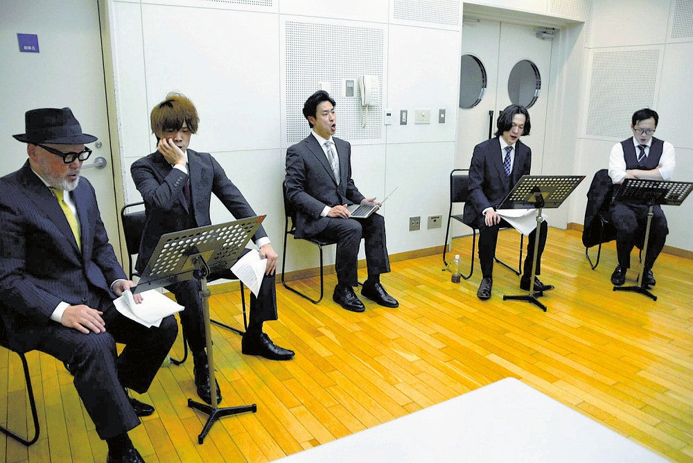 稽古する役者たち。座長の吉武さん（右から３人目）らが声を響かせる（東京都で）