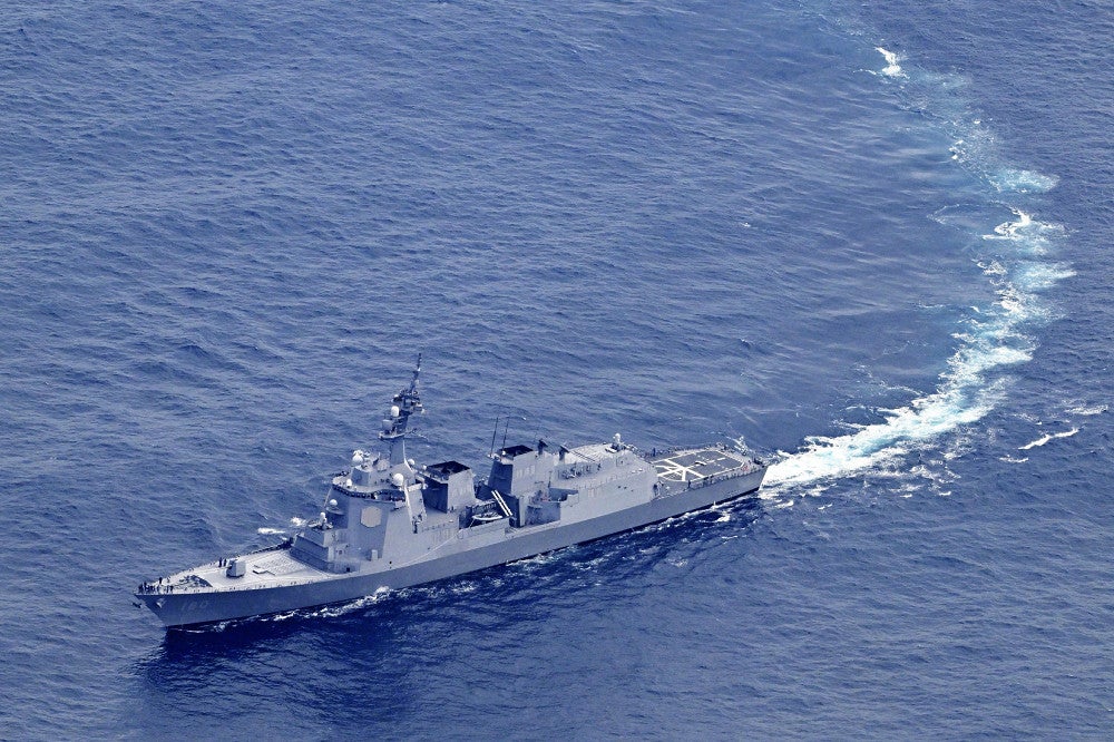 海上自衛隊のヘリ２機が消息を絶ち、現場海域を捜索する海自護衛艦「はぐろ」（２１日午前８時５３分、伊豆諸島の鳥島東沖で、読売機から）＝佐々木紀明撮影