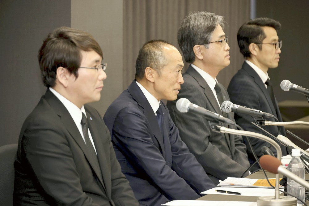 ３月２９日に開いた記者会見で質問に答える小林製薬の小林章浩社長（左から２人目）