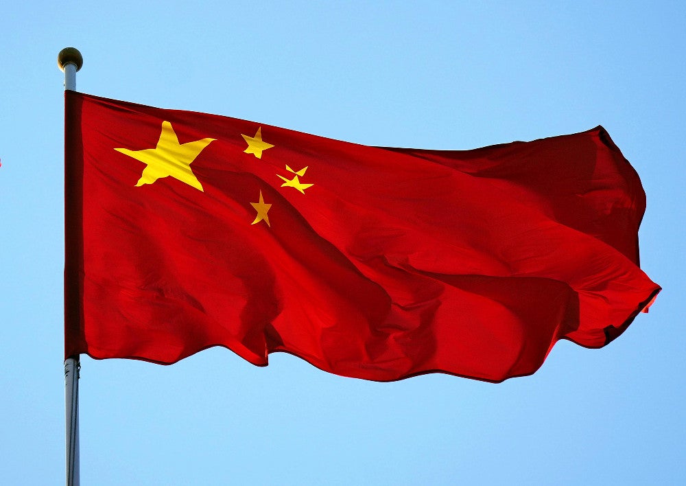 人民大会堂でたなびく中国国旗（３月６日、北京で）