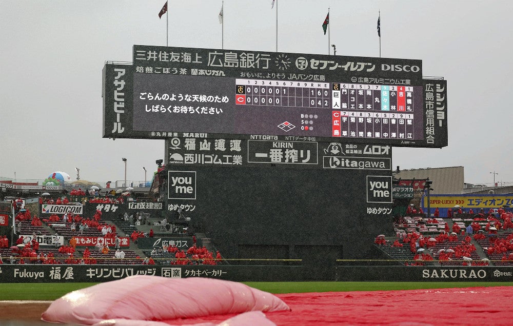 ６回１死２塁、雨が強まり中断（２１日）＝東直哉撮影