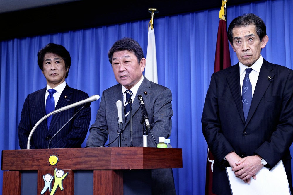 自民党派閥の政治資金規正法違反事件を巡る処分の決定後、記者会見する茂木幹事長（中央）ら（４月４日）