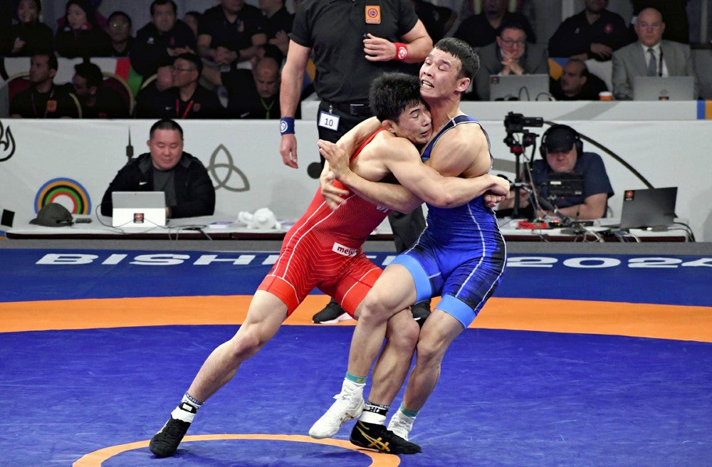 男子グレコローマン６７キロ級準決勝で勝利し、五輪出場権を獲得した曽我部京太郎（左）＝佐々木想撮影