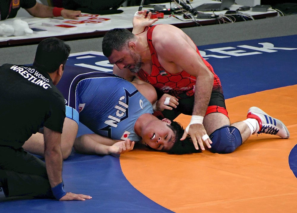 男子グレコローマン９７キロ級準々決勝でウズベキスタン選手に敗れた仲里優力（下）＝佐々木想撮影