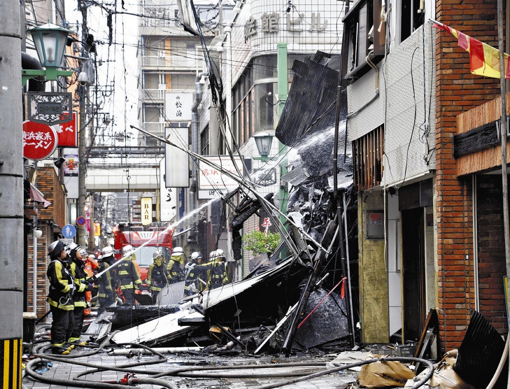 消火活動が続く火災現場（２０日午後４時１６分、北九州市小倉北区で）＝矢野裕作撮影