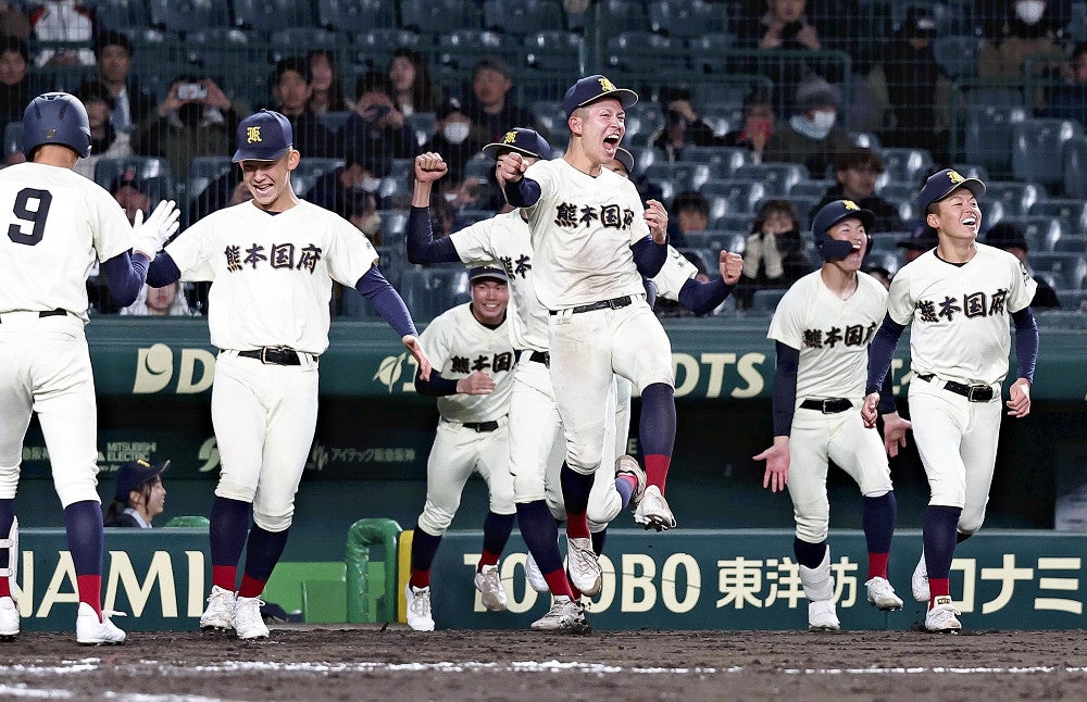 選抜高校野球大会で近江にサヨナラ勝ちし、歓喜する熊本国府の選手たち（３月１８日）＝後藤嘉信撮影