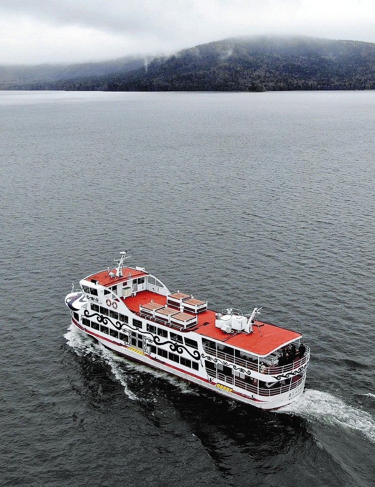 氷が解けた阿寒湖を進む遊覧船（２１日、釧路市で）＝大石健登撮影
