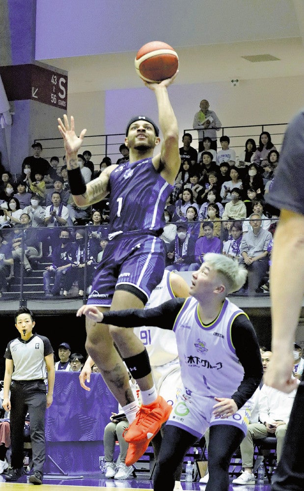 シュートを放つトレイ・ボイド３選手（越前市で）
