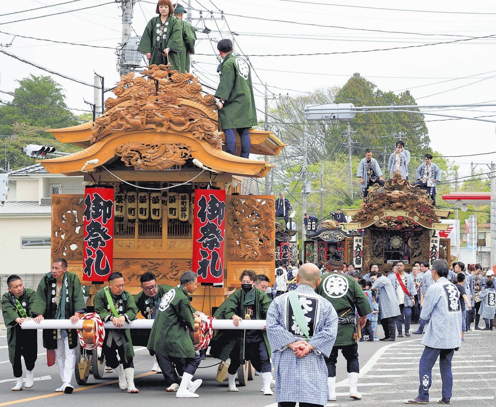市街地を練り歩く屋台（２１日、大田原市山の手で）