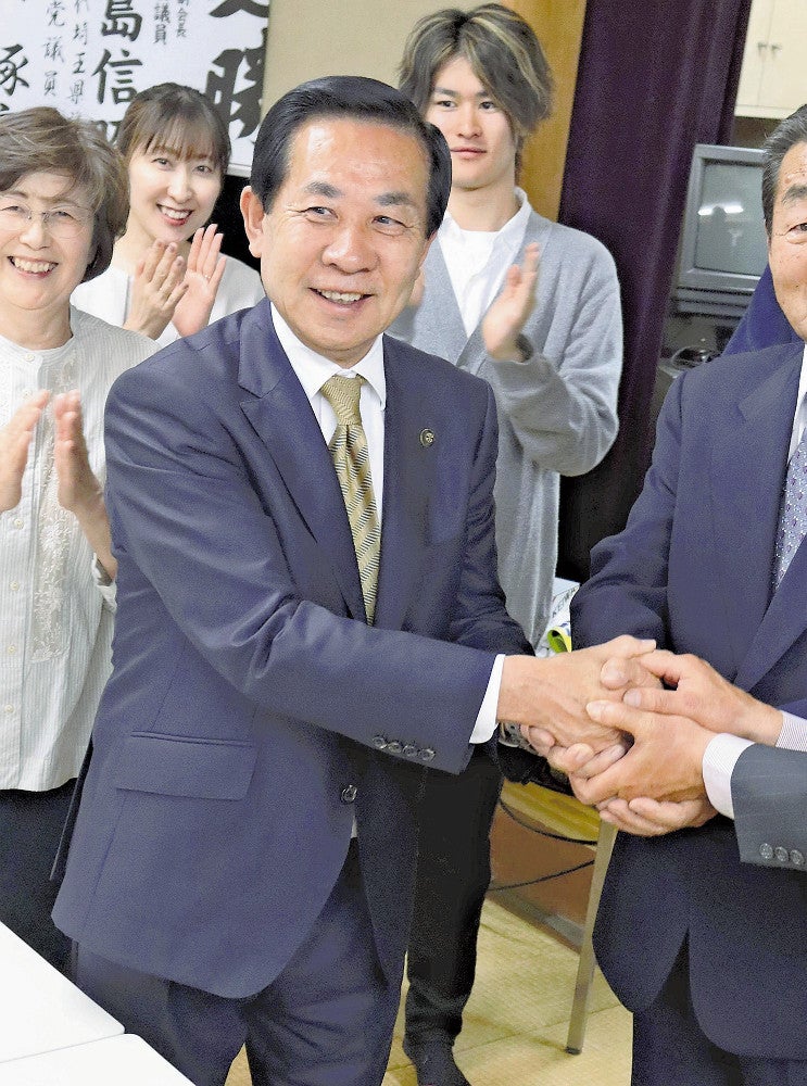 事務所で支持者に囲まれる谷ケ崎氏（２０日夜、日高市で）