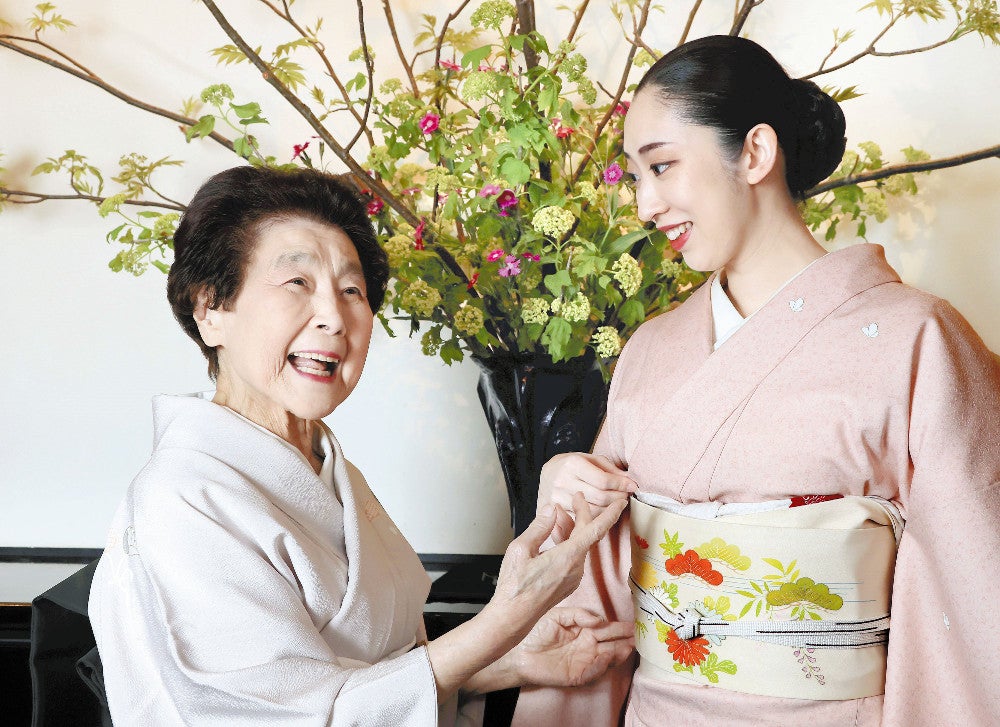 多栄之（右）は多栄に「姉さんも毎日出番で大変やのに、気にかけてくれておおきに」と感謝する（１７日、京都市東山区で）＝川崎公太撮影