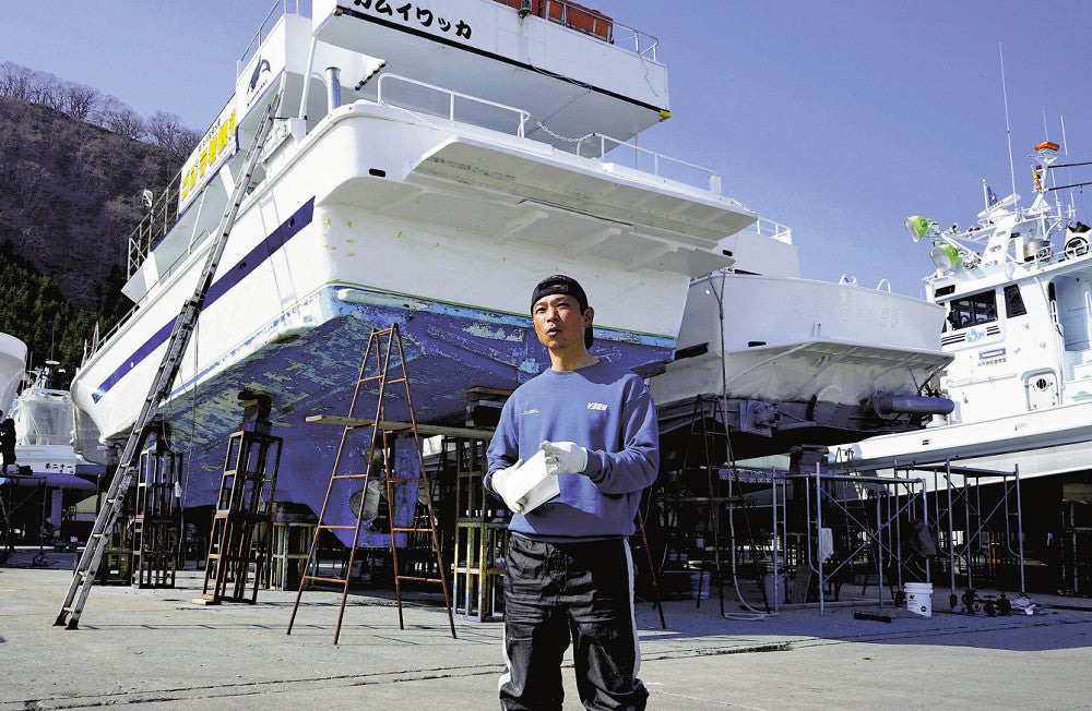 ＪＣＩの検査後も船体のチェックを続ける神尾さん（１６日、北海道羅臼町で）