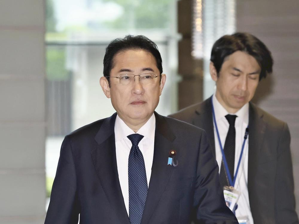 首相官邸に入る岸田首相（２２日午前８時１７分）＝川口正峰撮影