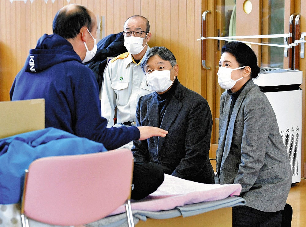 能登半島地震の避難所で、被災者に声をかけられる天皇、皇后両陛下（３月２２日、石川県輪島市で）