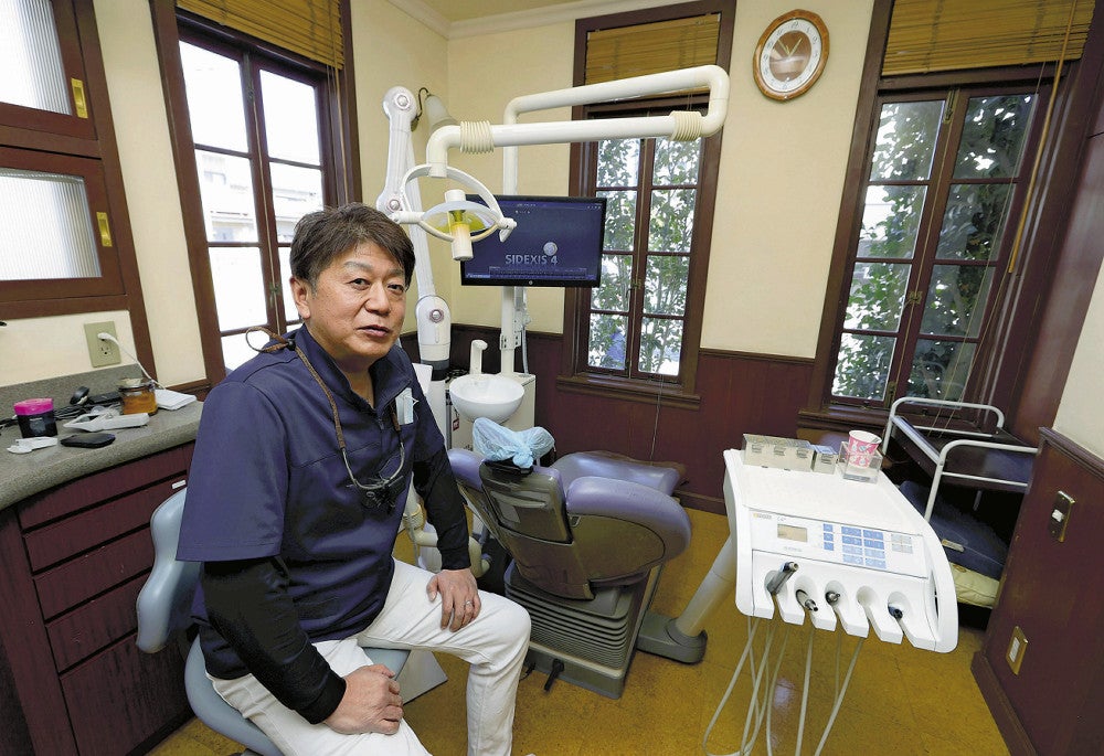 祖父と同じ場所で歯科医院を営む中野文夫さん