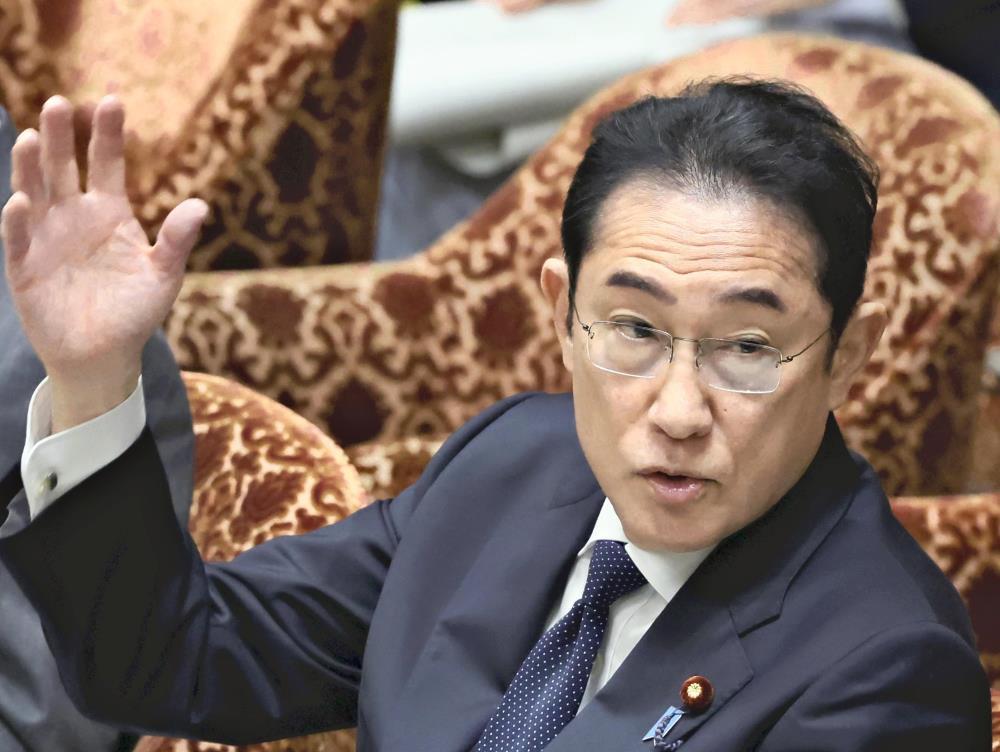 衆院予算委員会で答弁のため挙手する岸田首相（２２日午前、国会で）＝川口正峰撮影