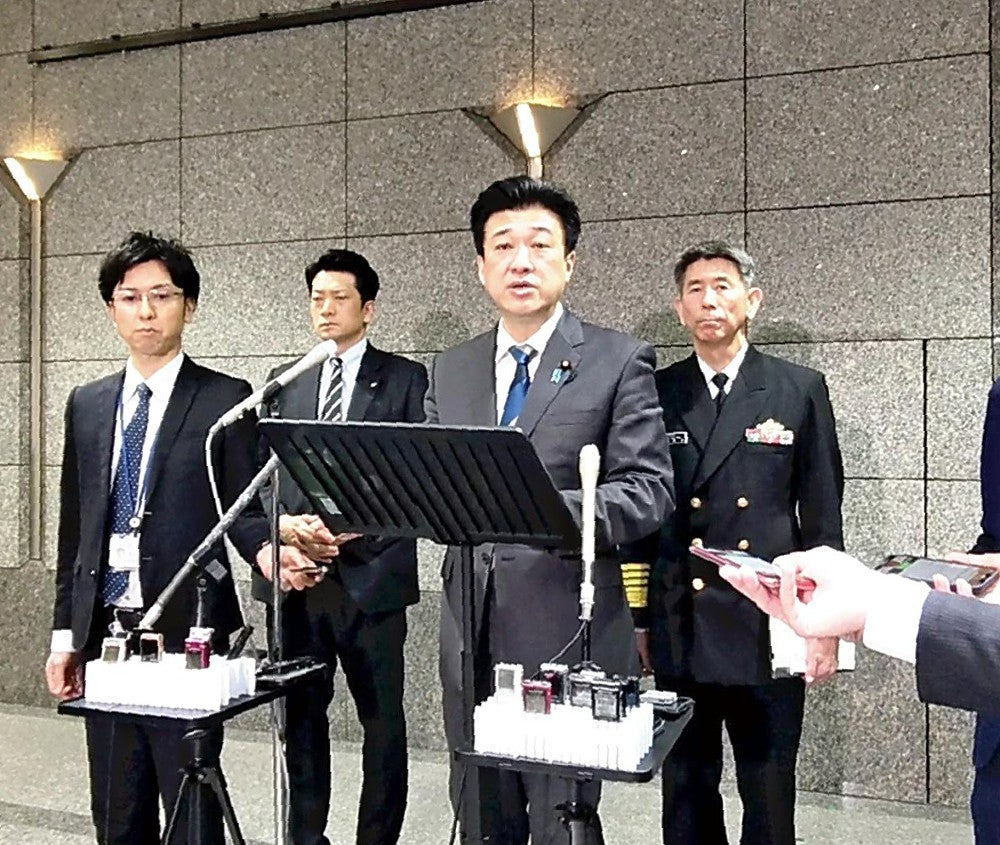 記者会見で墜落事故の説明をする木原防衛相（中央）と酒井良・海上幕僚長（右）（東京・市ヶ谷の防衛省で）
