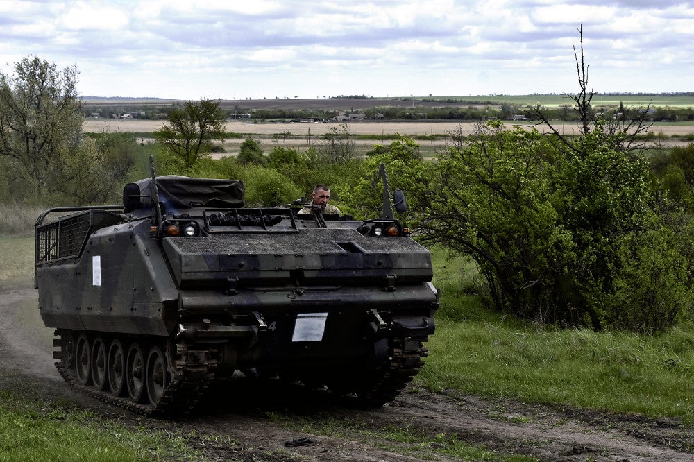 最前線で装甲車に乗るウクライナ軍兵士（２１日）＝ＡＰ