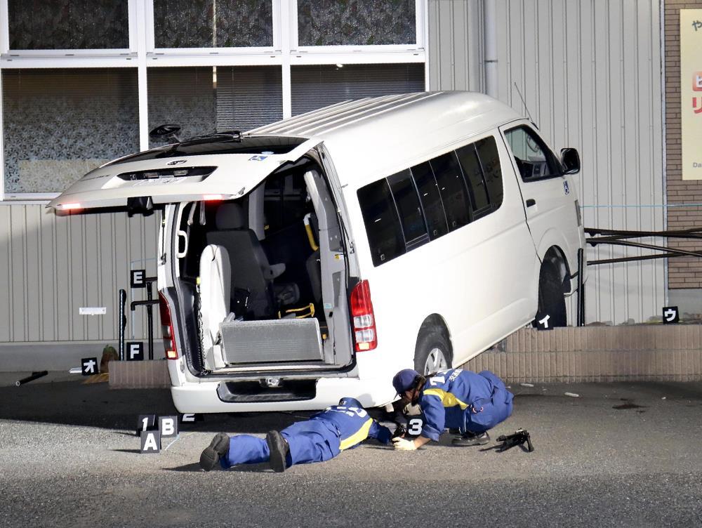 事故を起こした通所介護施設「ビッグスマイルリハビリセンター」の送迎車を調べる埼玉県警の捜査員（２０２３年９月１３日、さいたま市見沼区で）