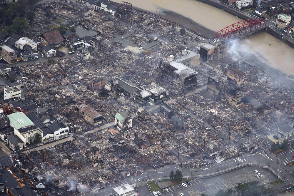 能登半島地震。煙がくすぶる石川県輪島市の中心部（１月３日、読売ヘリから）