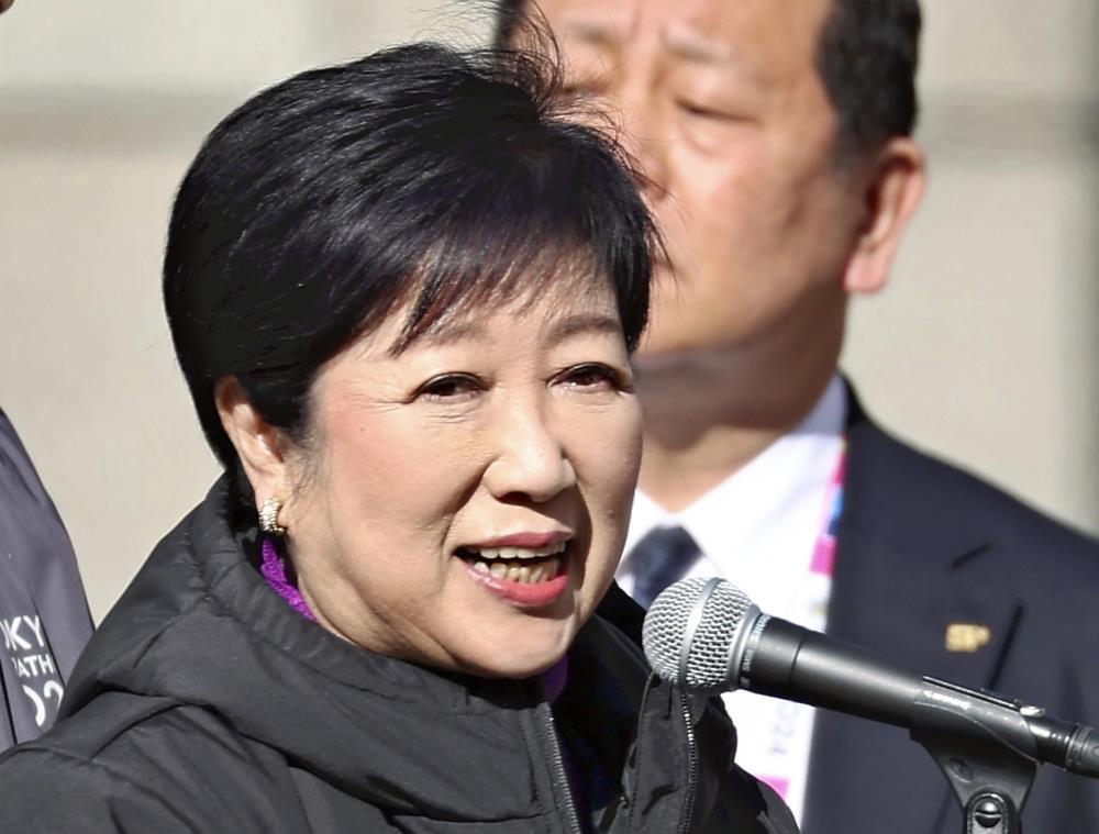 東京マラソン２０２４。スタート前にあいさつする小池百合子都知事（３日午前９時、東京都新宿区で）＝後藤嘉信撮影