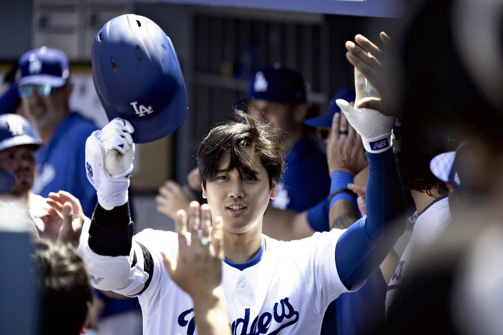 メジャー通算１７６号本塁打を放ち、ベンチで祝福されるドジャースの大谷選手＝ＡＰ