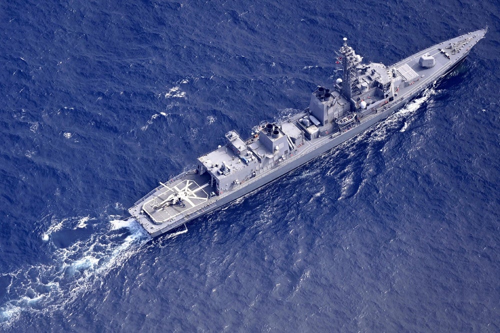 海上自衛隊のヘリ２機が消息を絶ち、現場海域を捜索する海自護衛艦「すずなみ」（２１日午前、伊豆諸島の鳥島東沖で、読売機から）