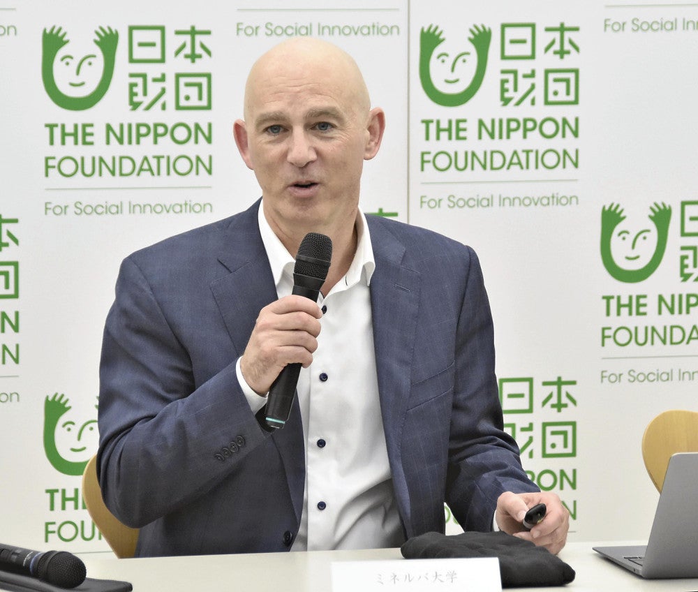 記者会見するミネルバ大のマイク・マギー学長（２２日、東京都港区の日本財団で）＝上田詔子撮影