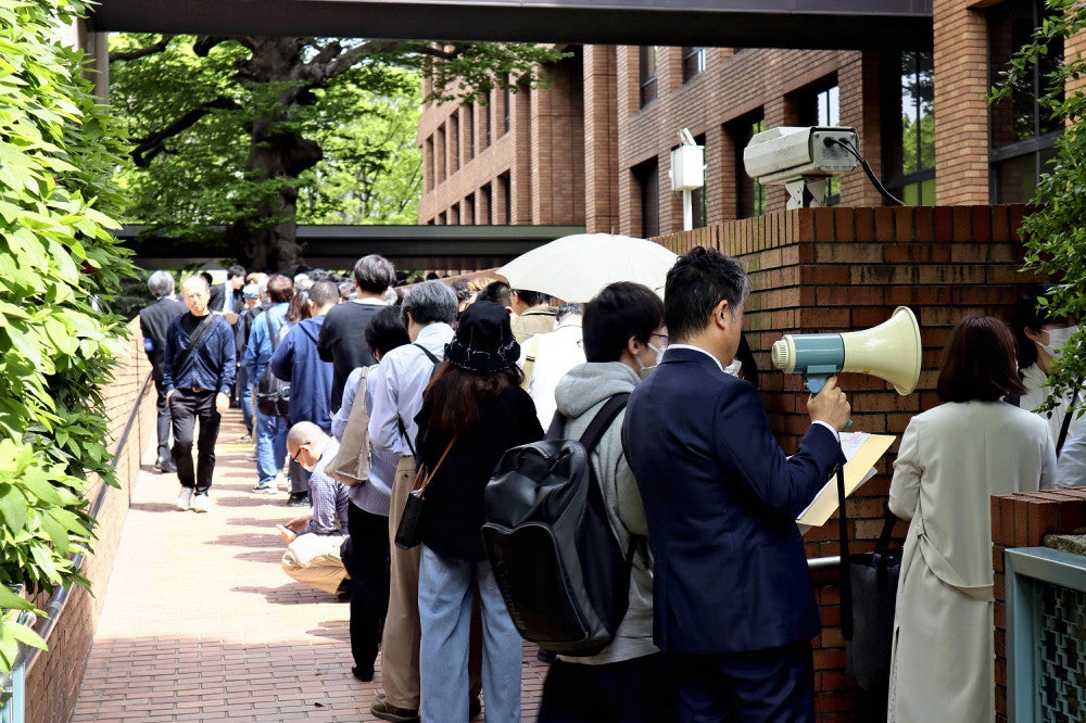渡辺被告の判決の傍聴券を求めて並ぶ傍聴希望者ら（２２日午後１時１２分、名古屋地裁前で）