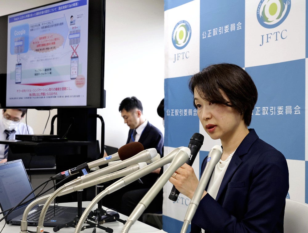 米ＩＴ大手グーグルへの行政処分について説明する公取委の中島上席（２２日午後、東京都千代田区で）＝永井秀典撮影
