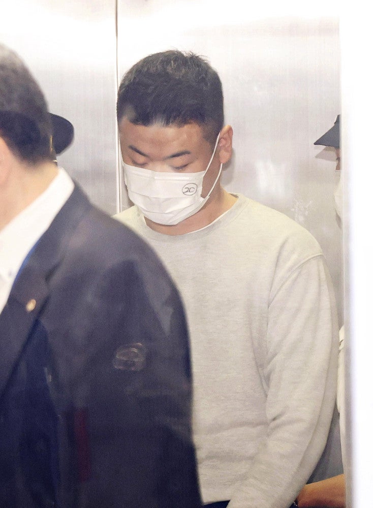 送検される平山綾拳容疑者（２２日午前８時、東京都品川区で）＝木田諒一朗撮影