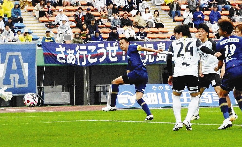 ヘディングで先制点を決める井林選手