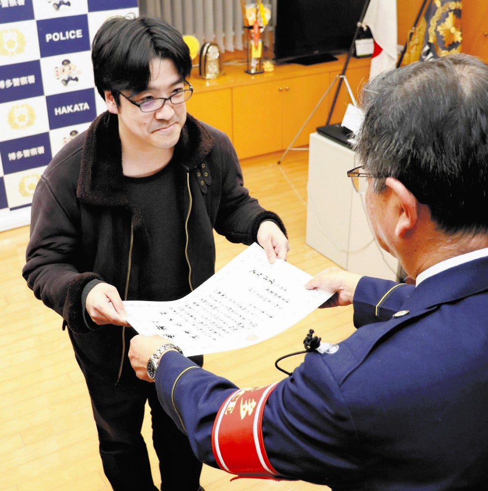 望月署長（右）から感謝状を受け取る渡辺さん